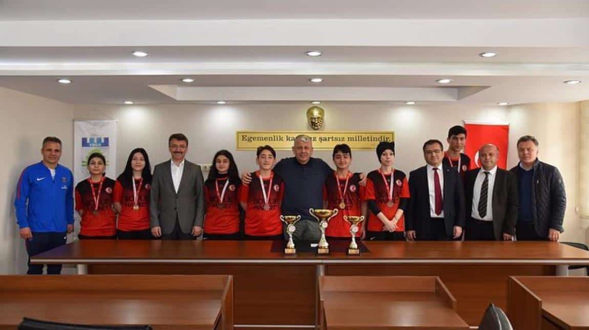 Türkiye Şampiyonu öğrencilerimiz Espiye Belediye Başkanı Sayın Mustafa KARADERE'yi ziyaret ettiler. 