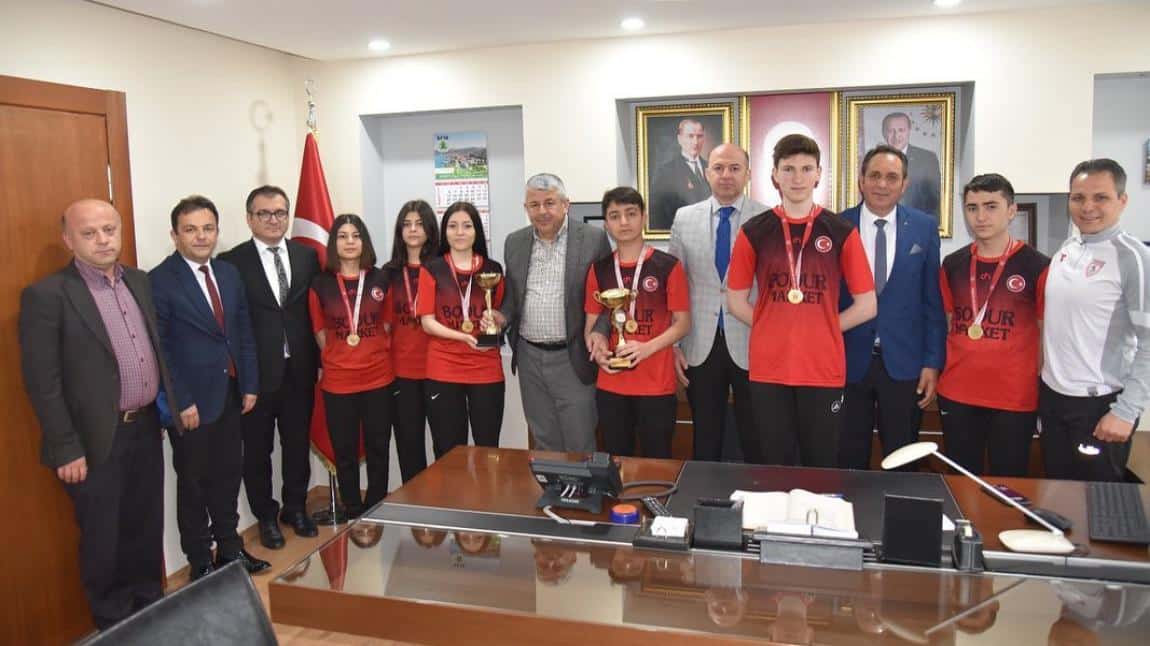  Floor Curling takımımız Belediye Başkanımız Sayın Mustafa KARADERE’yi ziyaret etti. 